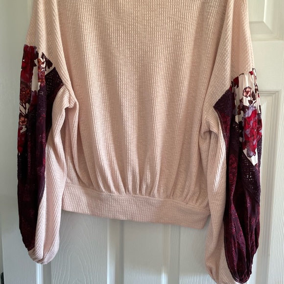 Free people top…loose sleeved with elastic cuffs. - Picture 3 of 5
